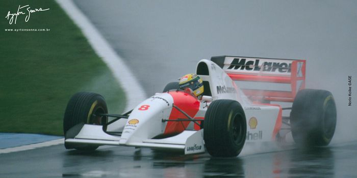 Ayrton Senna pada balapan GP F1 Eropa 1993 di sirkuit Donington Park