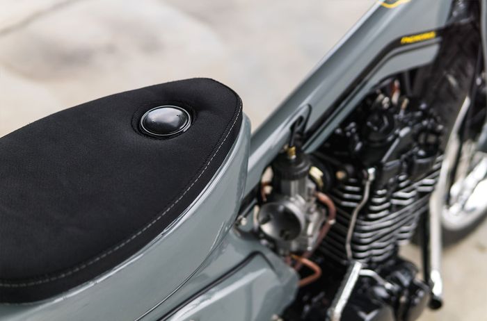 Jok berubah menjadi single seater dengan tutup tangki terlihat