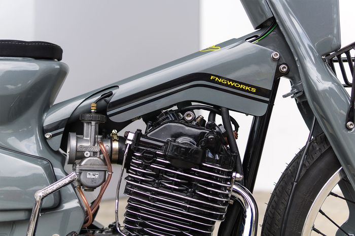 Rangka diubah menjadi lebih tinggi serta diberi tambahan rangka untuk memperkuat posisi mesin