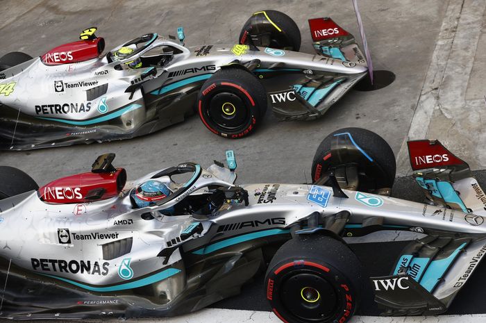 Dua pembalap tim Mercedes, George Russell dan Lewis Hamilton start dari barisan depan saat balapan yang bisa disaksikan lewat link live streaming F1 Sao Paulo 2022