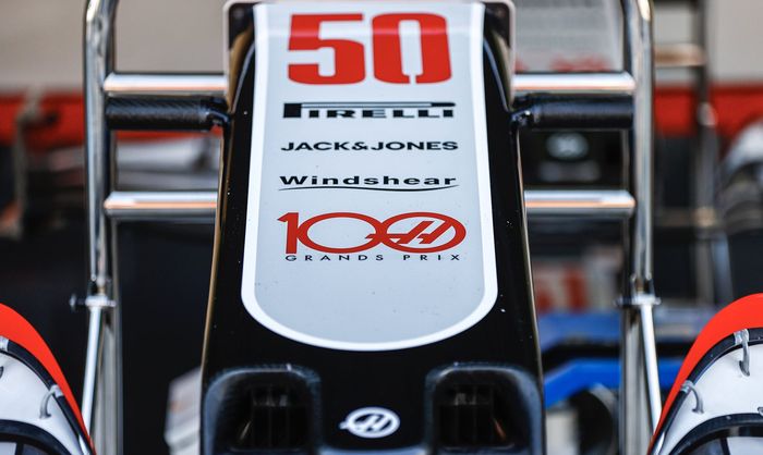 Moncong mobil VF-20 tim Haas dengan nomor #50 yang dipersiapkan untuk Mick Schumacher di F1 Abu Dhabi 2020 dan tulisan 100 grand prix