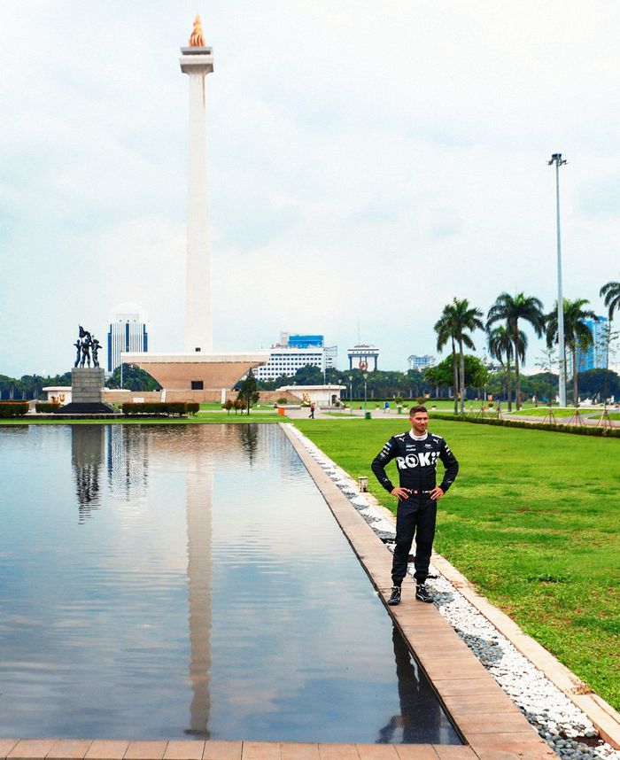 Eduardo Mortara dari tim ROKIT Venturi Racing beraksi dengan latar belakang tugu Monas menjelang Formula E Jakarta 2022
