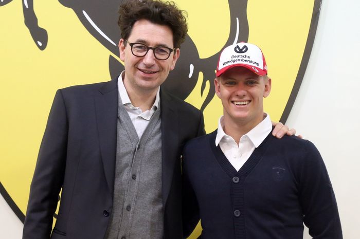 Mick Schumacher dan bos tim Ferrari Mattia Binotto saat diumumkan menjadi anggota Ferrari Driver Acadamy