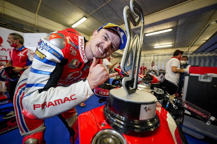 Jack Miller meraih trofi podium runner-up MotoGP Portugal 2020 pada balapan terakhirnya bersama tim Pramac Racing 