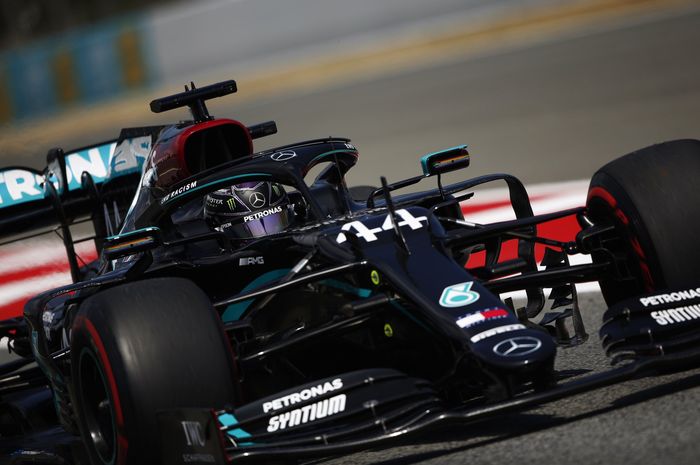 Lewis Hamilton berhasil meraih pole position, sementara Valtteri Bottas kalah tipis di kualifikasi F1 Spanyol 2020
