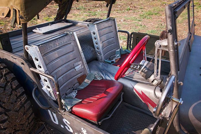 Interior ala pesawat terbang kuno Jeep M38