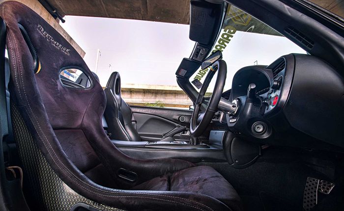 Sepasang jok bucket Porsche GT3 di kabin Honda S2000