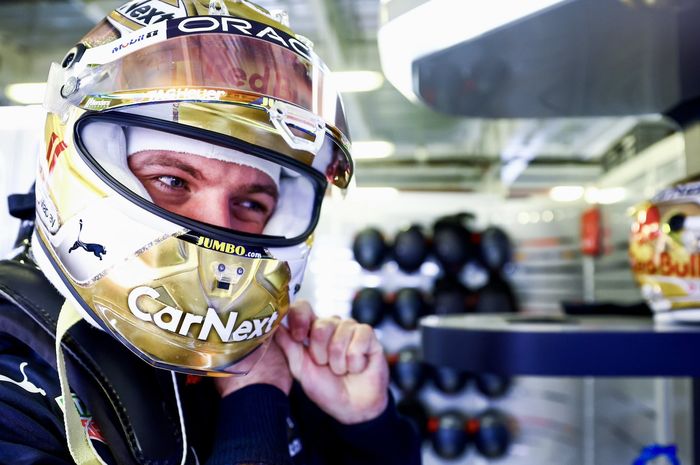 Max Verstappen menggunakan livery helm khusus berlapis emas mulai di F1 Meksiko 2022 hingga akhir musim balap F1 2022