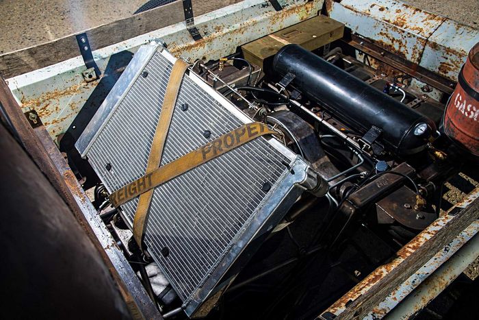 Radiator Chevrolet Camaro yang diikat dengan tali FedEx