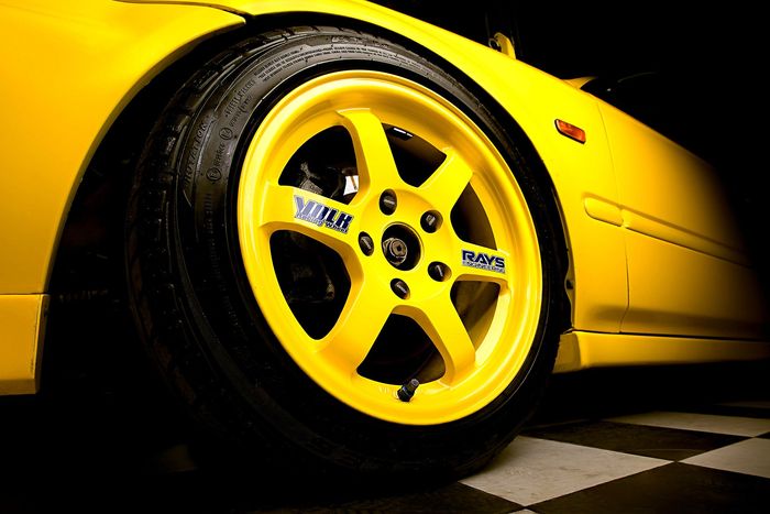 Pelek Volk TE37 di Honda Civic kuning