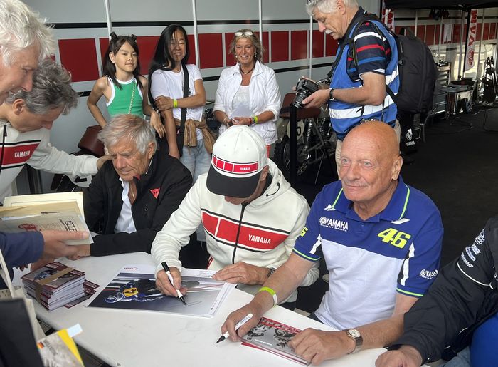 Giacomo Agostini (pakai jaket hitam), saat sesi tanda tangan untuk penggemar yang datang ke garai Yamaha di ADAC Sachsenring Classic