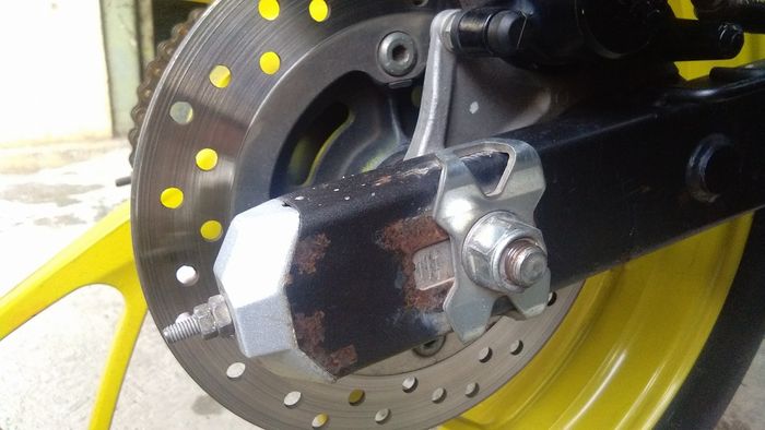 Karat menyerang area ujung swing arm