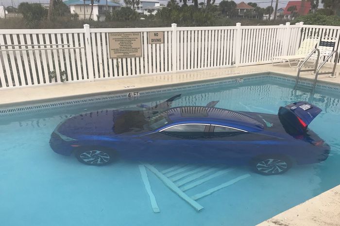 Sebuah mobil parkir tidak sempurna membuatnya nggolosor dan masuk kolam renang