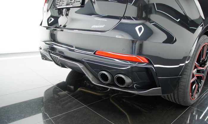 Maserati Levante pakai body kit ala Darth Vader