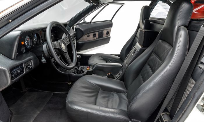 Tampilan kabin BMW M1 juga kena restorasi