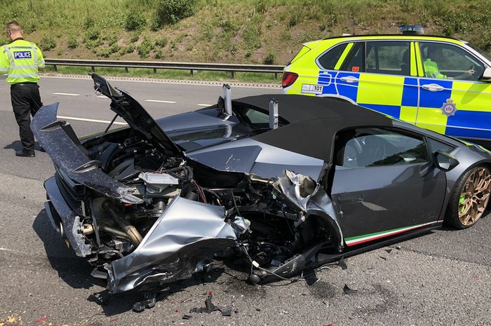 Lamborghini Huracan Spyder ringsek bodi belakangnya karena ditabrak van di jalan wilayah West Yorkshire, Inggris