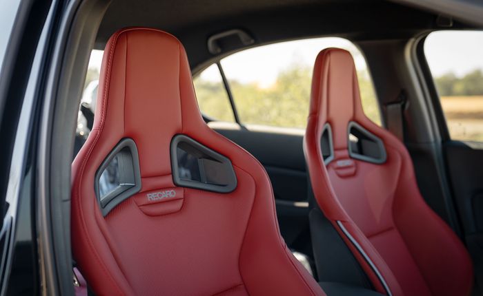 Sepasang jok Recaro Sportster CS di dalam kabin Honda City 2020