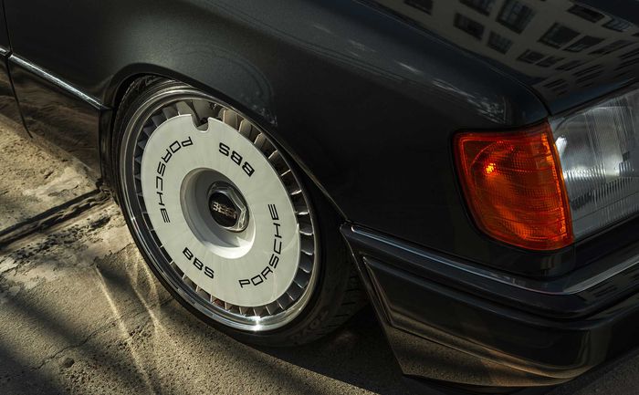 Sisi pelek Mercedes-Benz E320 W124 yang berbeda dengan BBS Porsche Turbo Fan