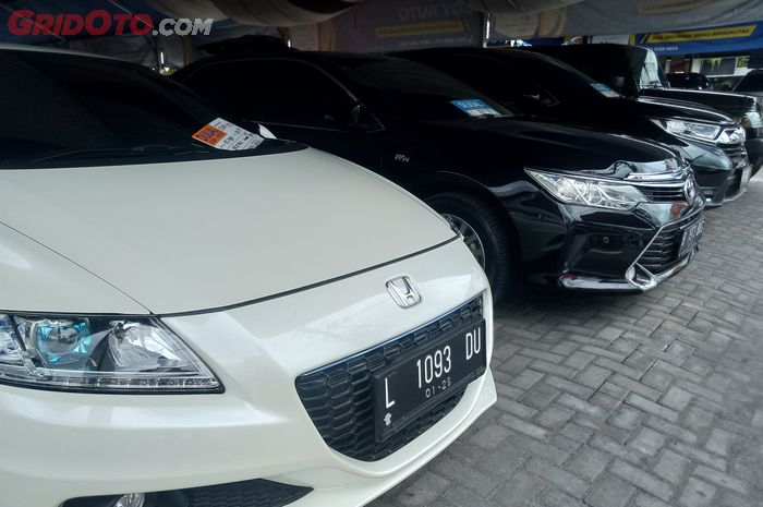 Beberapa contoh mobil bekas yang dijual di Bursa Mobil Bekas Carsentro Yogyakarta.