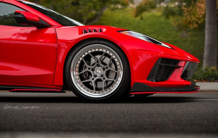 Modifikasi Chevrolet Corvette C8 pakai pelek Y-Spoke alumunium atraktif