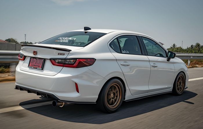 Honda City pasang body kit simpel berbahan serat karbon