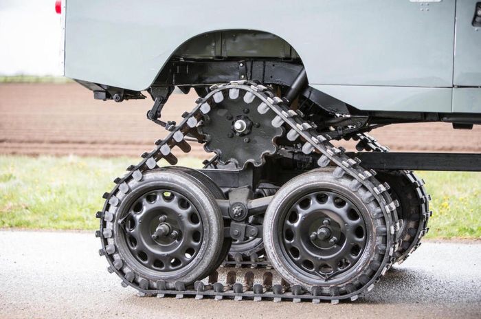 Roda ala tank pada Land Rover