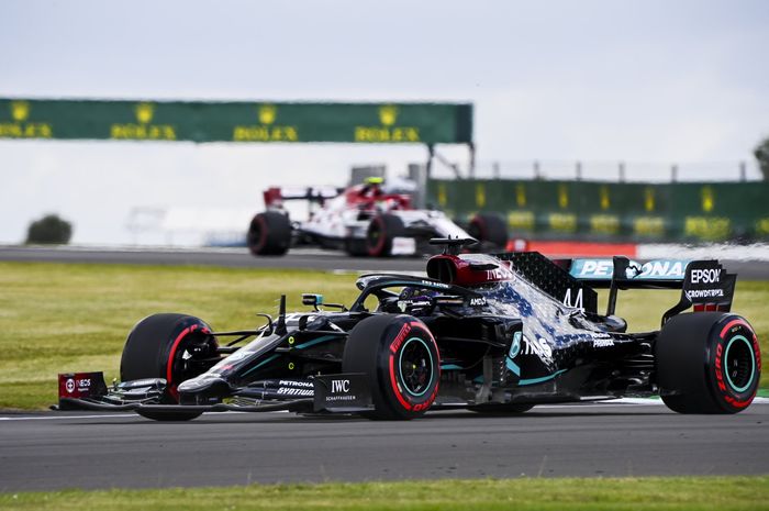 Lewis Hamilton meraih pole position usai mencatatkan rekor lap baru, sementara Sebastian Vettel terpuruk di kualifikasi F1 Inggris 2020