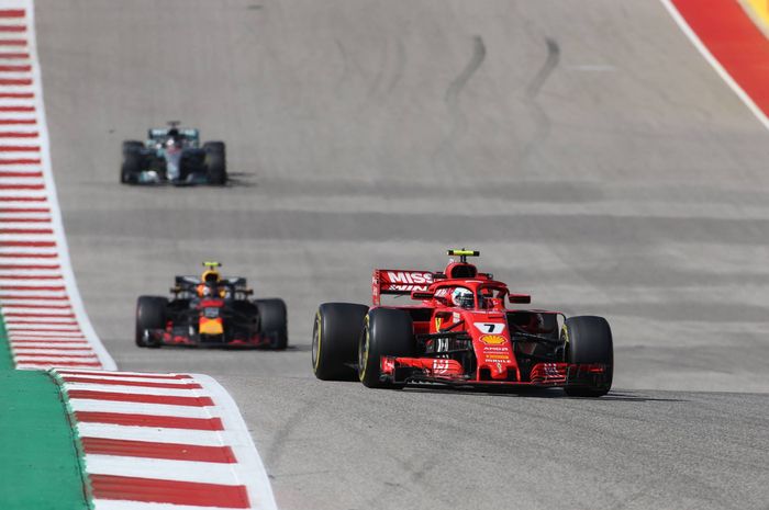 Kimi Raikkonen berada di depan Max Verstappen dan Lewis Hamilton