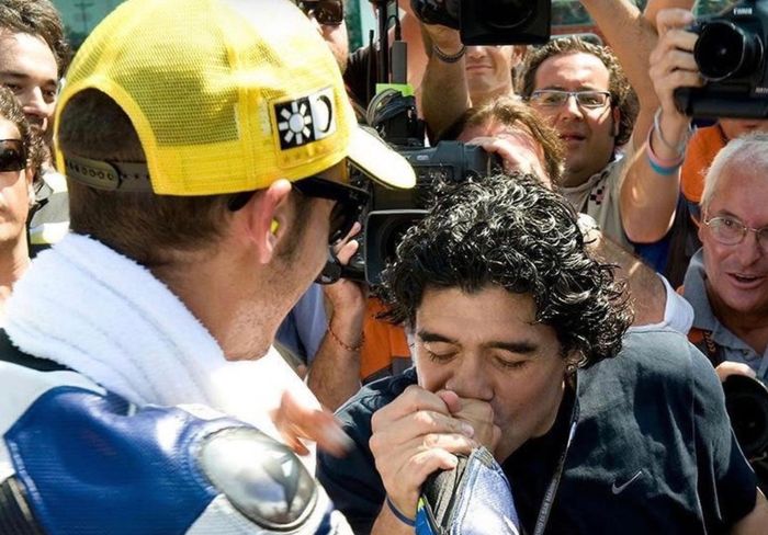 Mantan bintang timnas Argentina, Diego Armando mencium tangan Valentino Rossi.