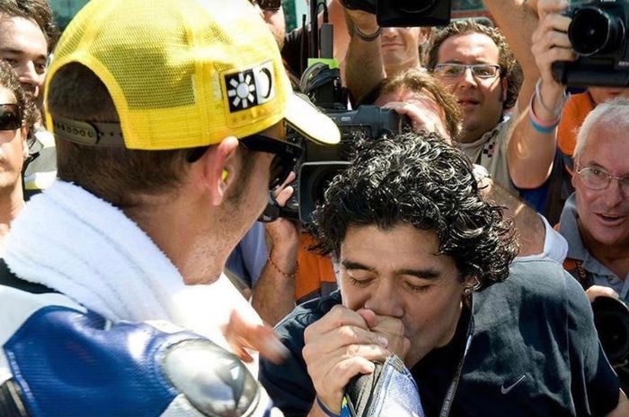 Mantan bintang timnas Argentina, Diego Armando mencium tangan Valentino Rossi.