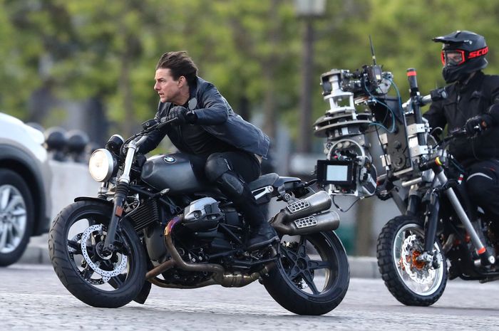 52392506 Tom Cruise seen shooting a scene from