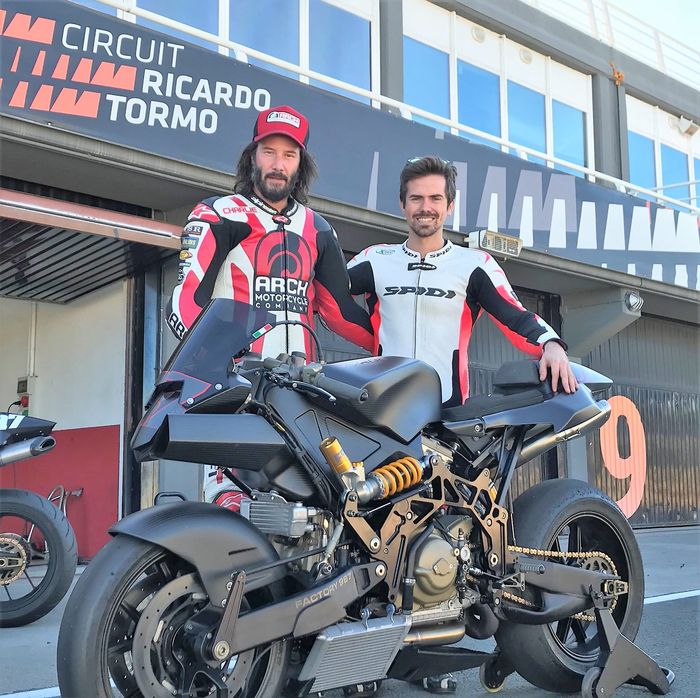 Keanu Reeves dengan Vyrus