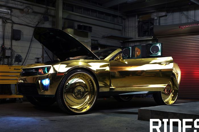 Modifikasi Chevrolet Camaro mentereng berkelir emas dan pelek 30 inci