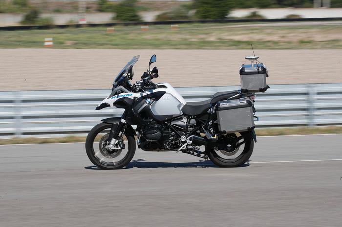 BMW R1200GS bisa berjalan sendiri tanpa dikendarai oleh manusia