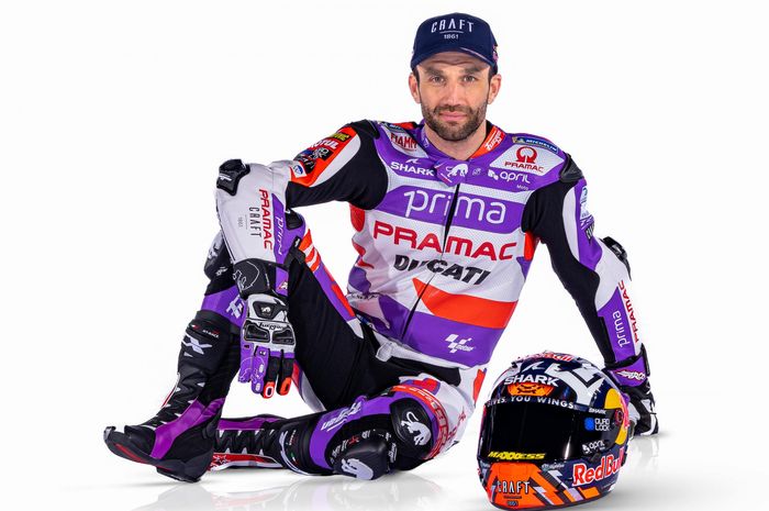 Johann Zarco saat foto studio untuk peluncuran tim Prima Pramac Racing di musim MotoGP 2023
