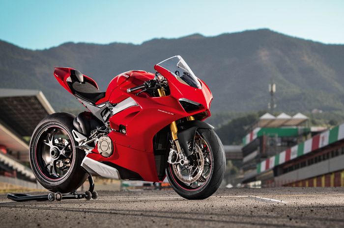 Ducati Panigale V4 dipasangi ban dengan alur yang terbalik