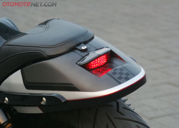 H-D Street 500 Solo. Stoplamp di sepatbor custom yang mirip buntut tawon, pelat nomor pindah ke bawah