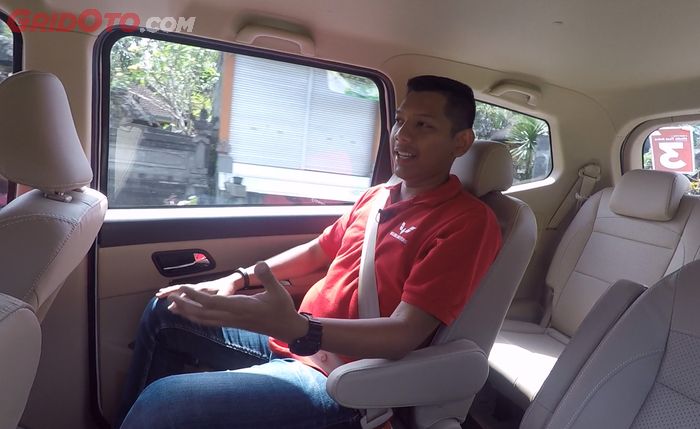 Duduk di jok baris kedua Wuling Confero S sangat lapang