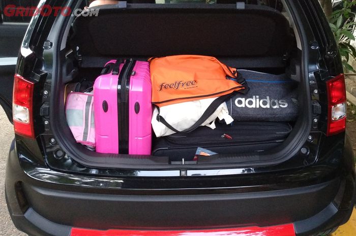 Bagasi Ignis mampu menampung 1 koper besar, 1 koper kecil dan beberapa tas kecil.