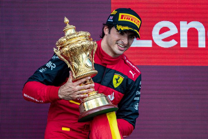 Carlos Sainz menggenggam trofi khusus untuk pemenang balap F1 Inggris 2022