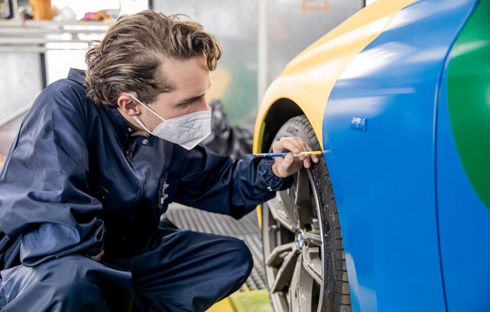 Pelukis Luis Esquivel sedang mengoreskan tinta ke bodi BMW Seri-2 Coupe