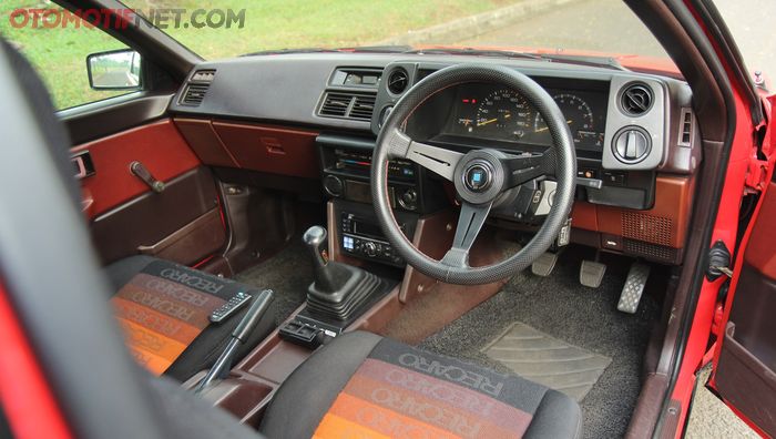 Toyota Corolla Levin 1983. Jok Recaro Spectrum orange dan setir Nardi Torino deep corn, kurang apala