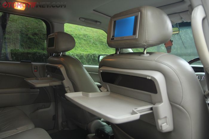 Kabin Honda Elysion. Kabin: Sistem audio dan pengatur udara custom diaplikasikan, ditambah layar monitor untuk penumpang belakang