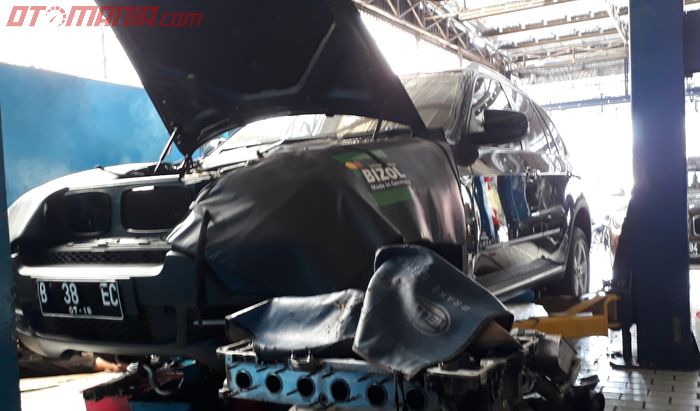 BMW X5 yang sedang dilakukan perbaikan di Anugrah Motor BMW
