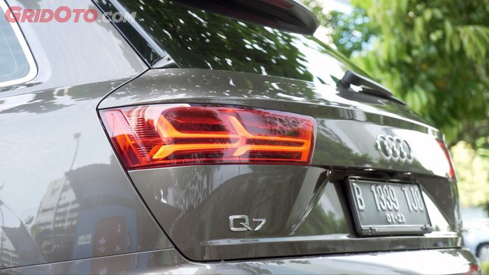 Desain stoplamp menyerupai huruf Y horizontal