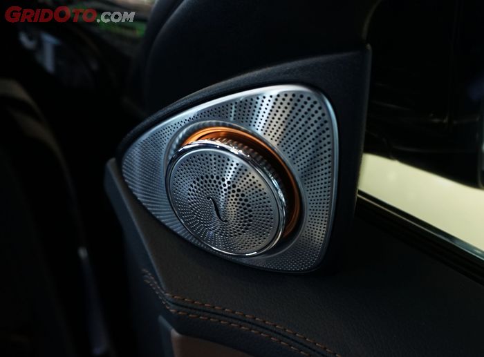 Speaker Mercedes-Benz S 450 L terbuka