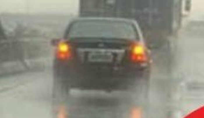 Ilustrasi menyalakan lampu hazard saat hujan