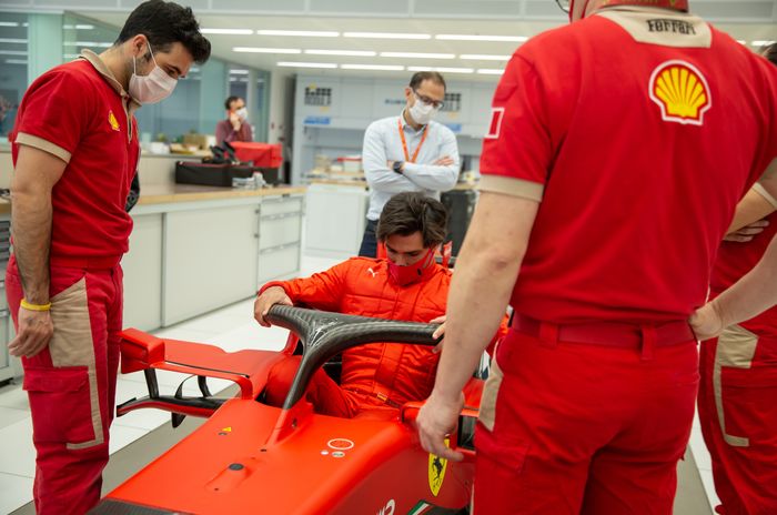 Carlos Sainz masuk ke kokpit mobil F1 Ferrari, coba menyesuaikan posisi duduk, sudut pandang dan bentuk tubuhnya 
