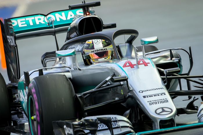 Lewis Hamilton mencoba Halo pada 