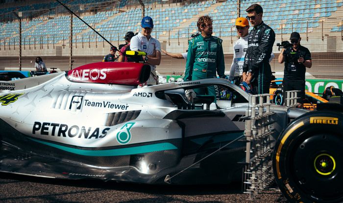 Desain sidepods mobil Mercedes W13 menarik perhatian pembalap pada tes pramusim F1 2022 di Bahrain